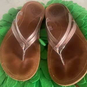 Olukai leather thong sandals in rose gold